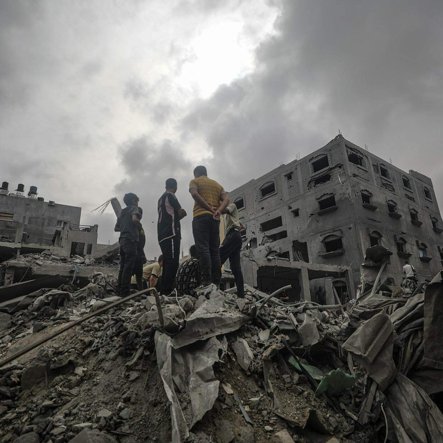 Palestinesi cercano i corpi e sopravvissuti tra le macerie di una casa distrutta a seguito di un attacco aereo israeliano nel campo profughi di Al Nusairat, nel sud della Striscia di Gaza, il 27 aprile 2024