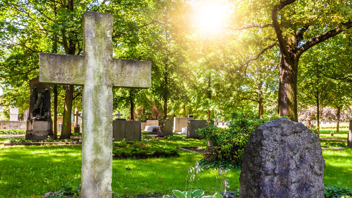 Croce del cimitero con il sole