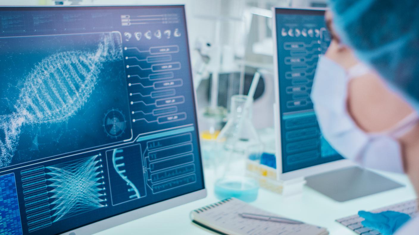 Scienziate che studiano le sequenze di DNA