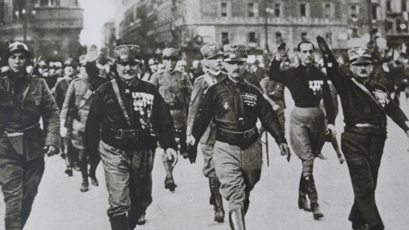Le camicie nere di Mussolini marciano per le strade di Roma