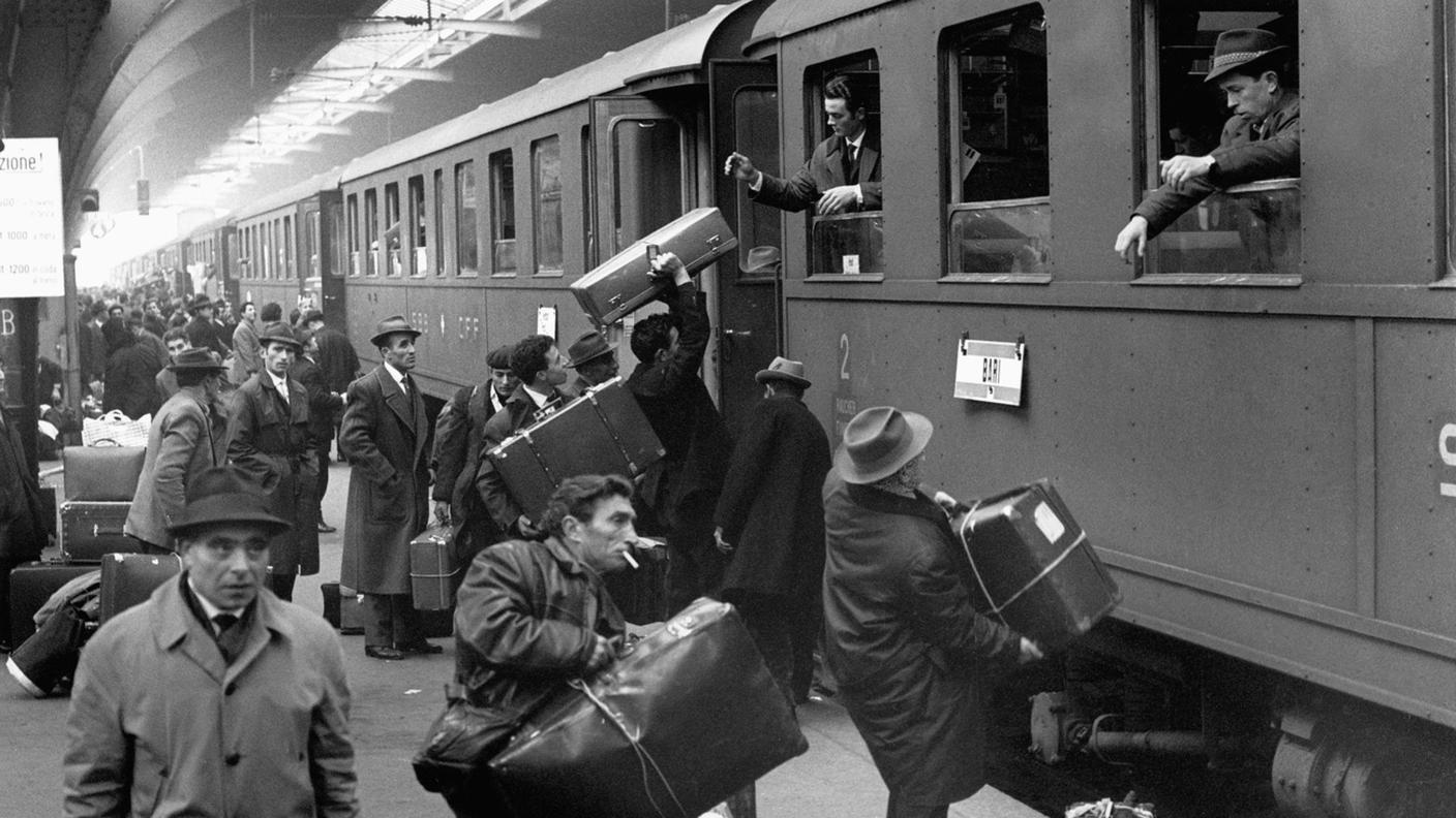Lavoratori italiani lasciano Zurigo e rientrano in Italia per le vacanze il 12 dicembre 1964