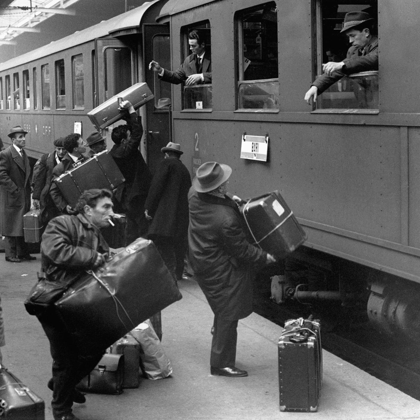 Lavoratori italiani lasciano Zurigo e rientrano in Italia per le vacanze il 12 dicembre 1964
