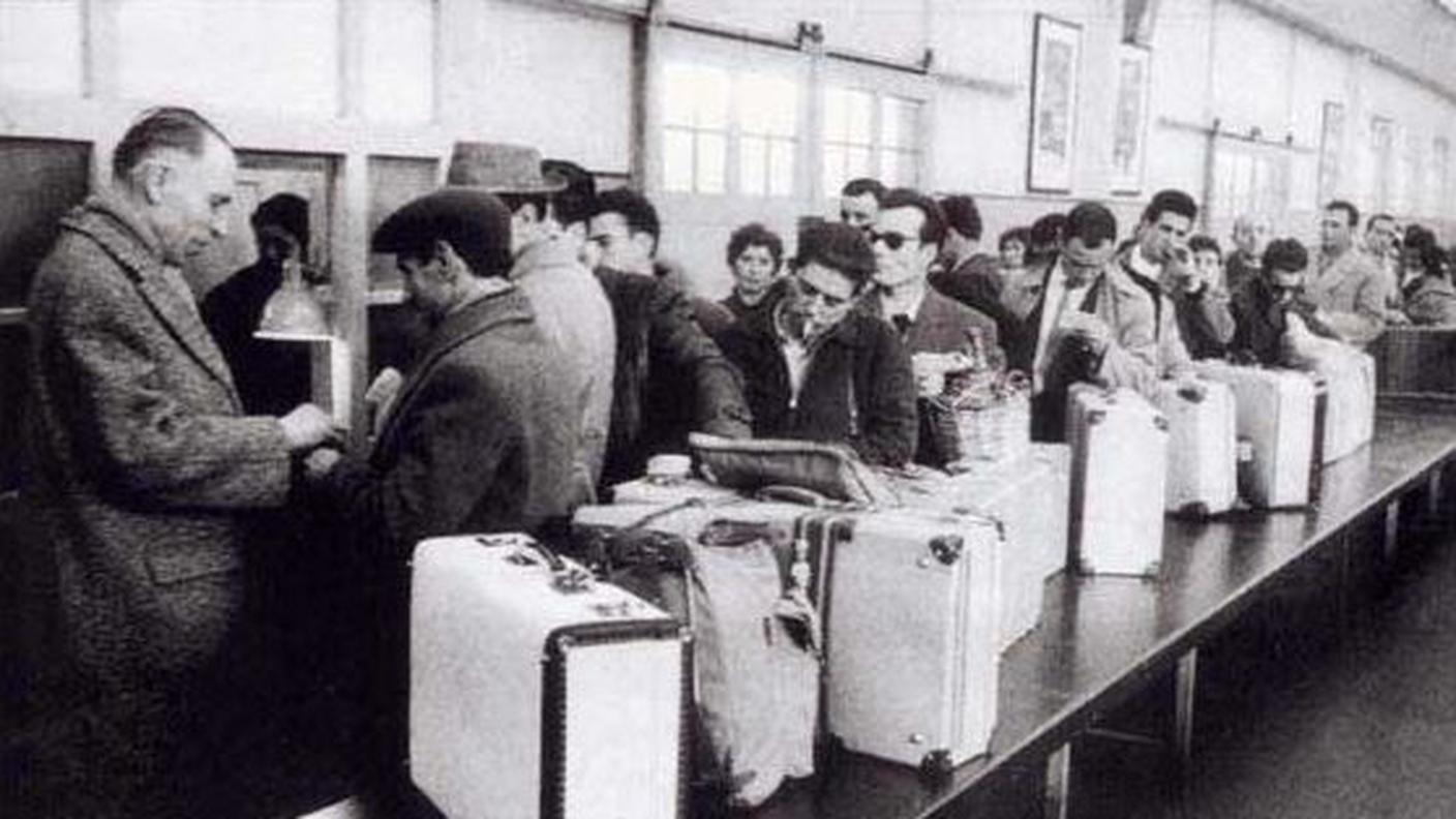 Emigranti italiani in dogana, anni '60