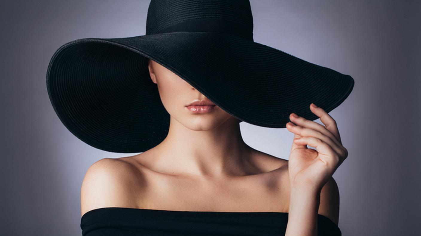 Charme, donna elegante, cappello