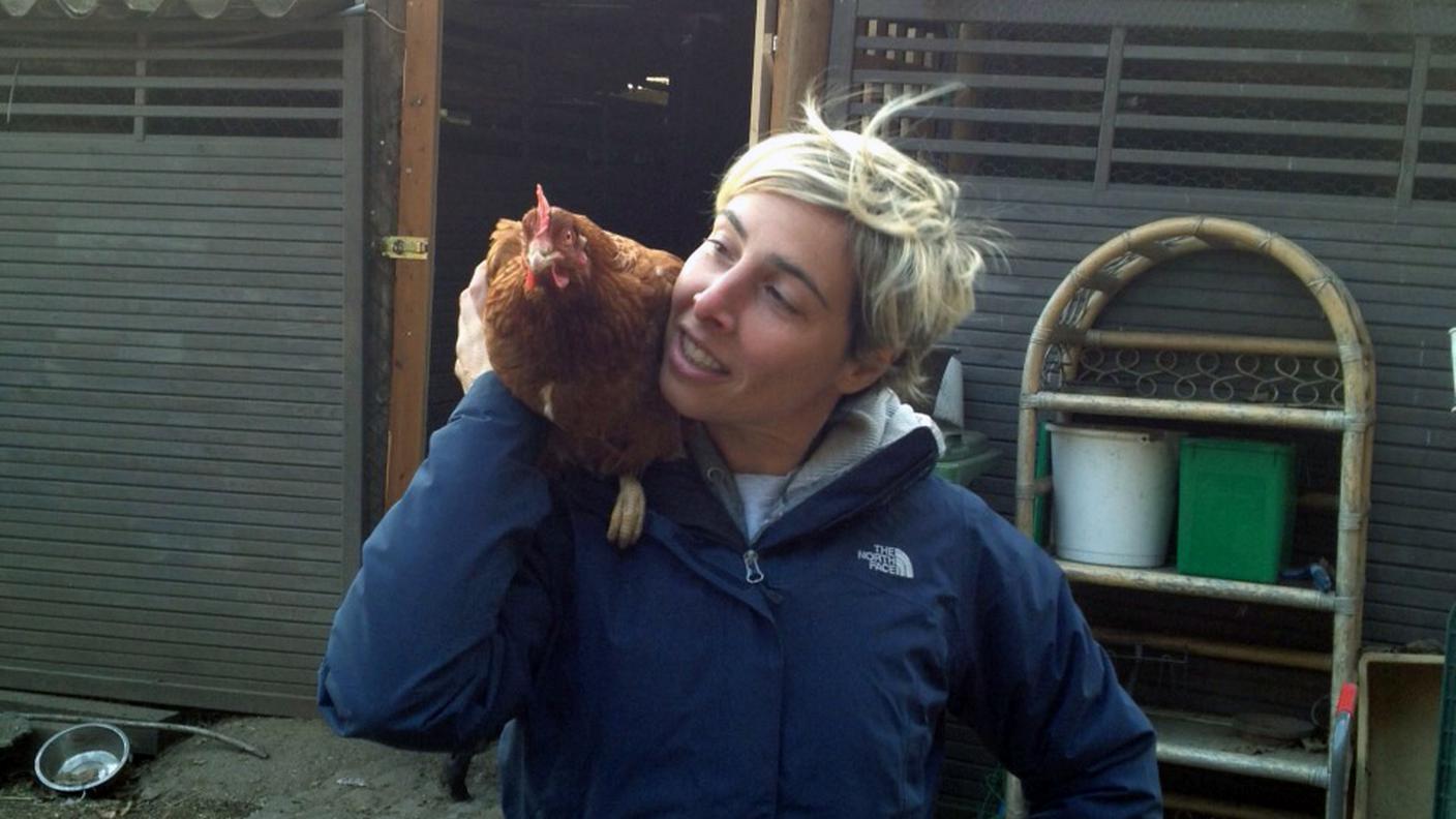 Lara Montagna con gallina