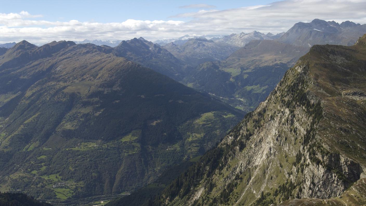 Panoramica sulla Valle di Blenio dalla Capanna Adula Utoe (2393 m di quota). 