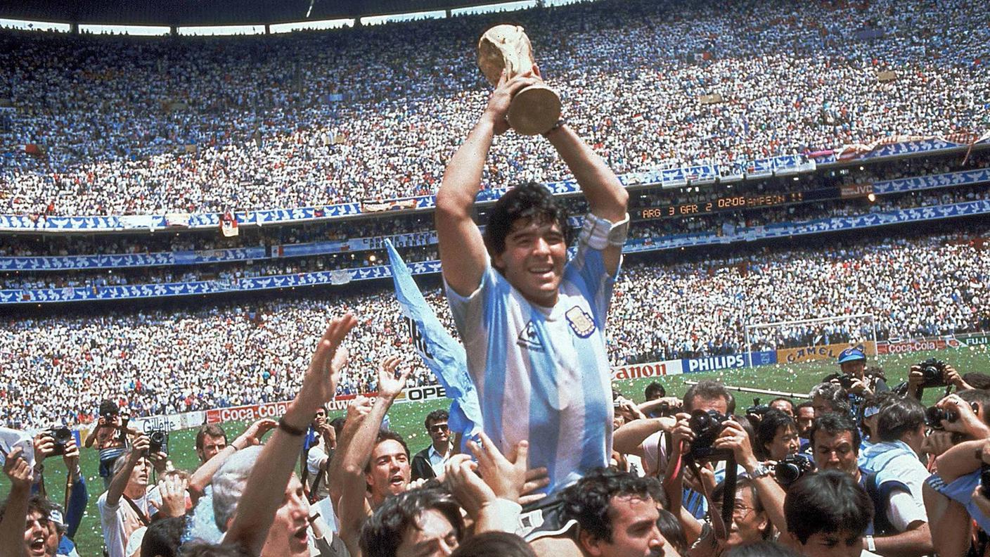 Diego Armando Maradona (1960-2020) solleva la Coppa del Mondo, Città del Messico 1986