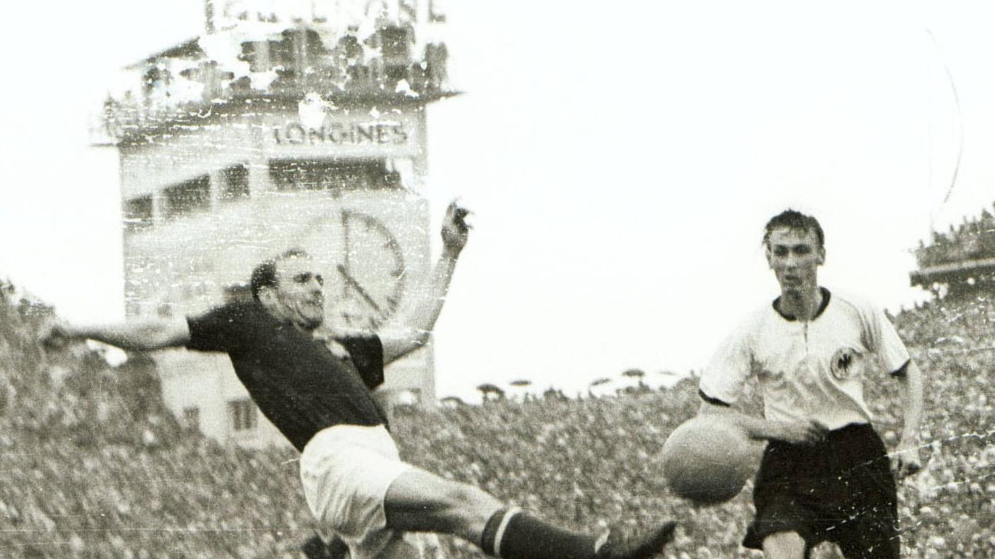 Coppa del Mondo 1954, Finale, Germania Ovest vs Ungheria, Nándor Hidegkuti (Ungheria), a sinistra, in contrasto con Horst Eckel (Germania Ovest), in un duello davanti al celebre orologio dello stadio Wankdorf di Berna.