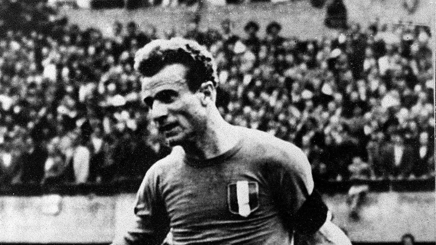 Valentino Mazzola (1919-1949), leggendario capitano del Grande Torino e della Nazionale italiana, non ha mai disputato una fase finale dei Mondiali di calcio. La sua carriera internazionale è stata interrotta dalla Seconda Guerra Mondiale e successivamente dalla prematura scomparsa nella tragedia di Superga