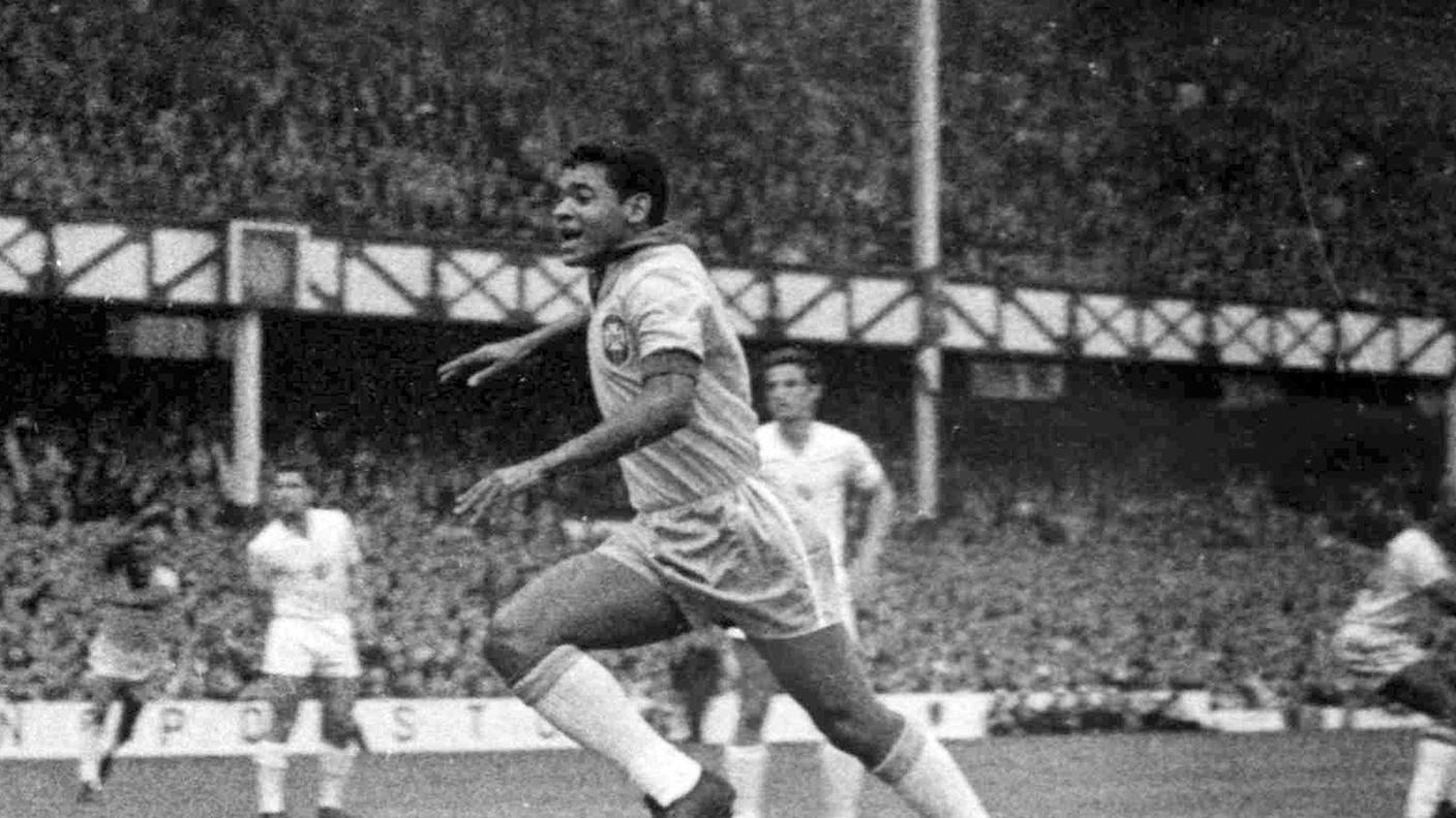 Garrincha segna il 2-0 del suo Brasile contro la Bulgaria, mondiali Inghilterra 1966