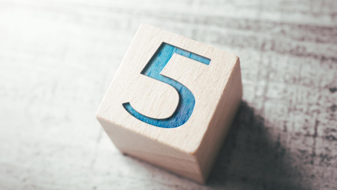 Numero 5 su un blocco di legno su un tavolo