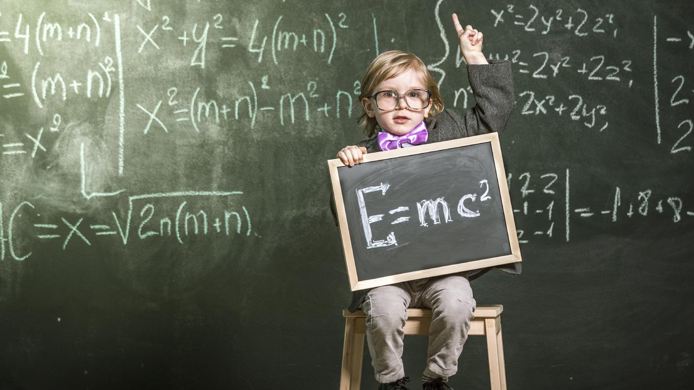 E=mc2, Bambino, Fisica, Insegnare, Cervello, Intelligenza, Piccolo, Imparare, Lavagna, Occhiali da vista, Aula, Educazione, Scienza, Cravatta