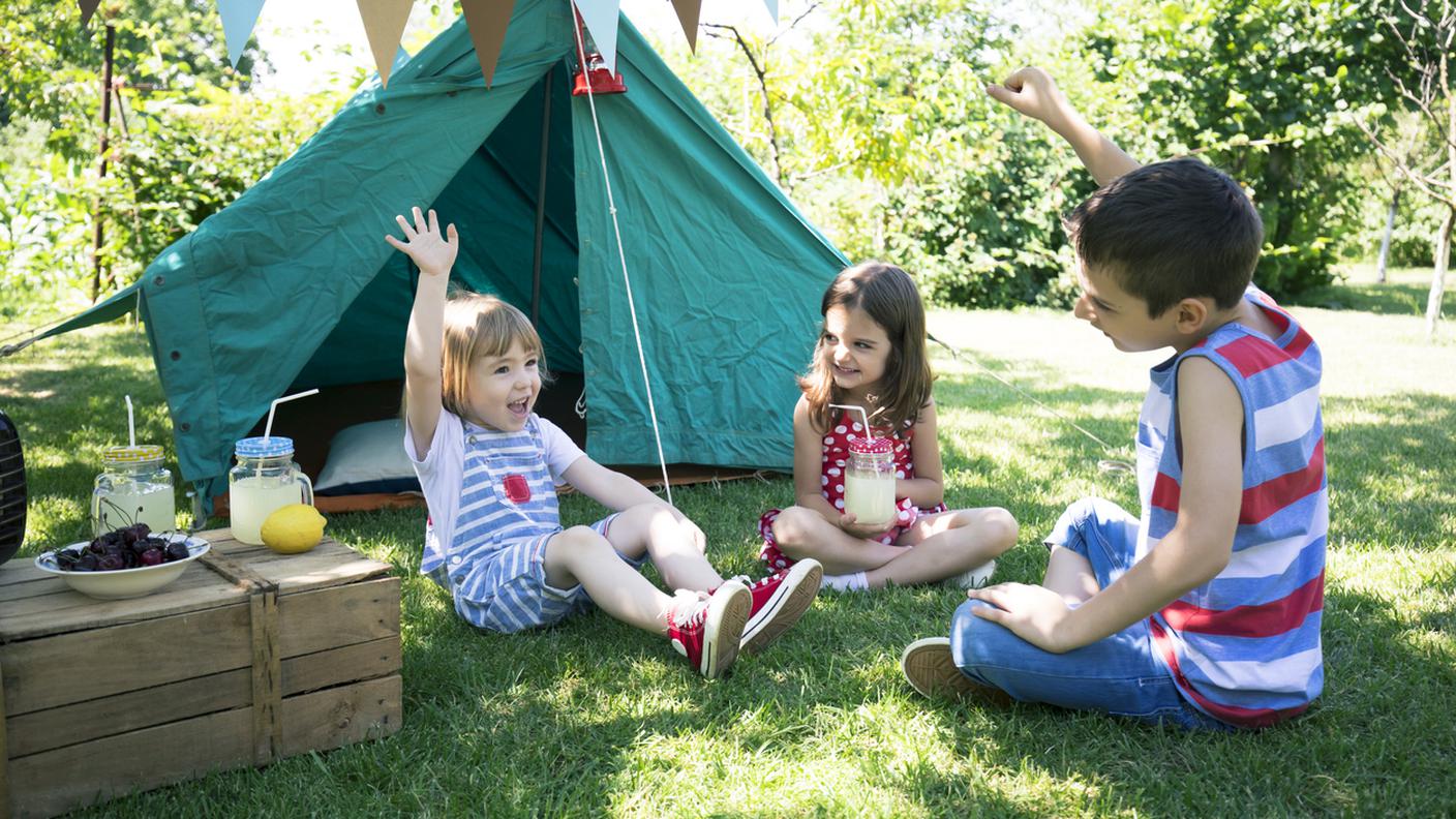 bambini, estate, giocare, tenda, giardino