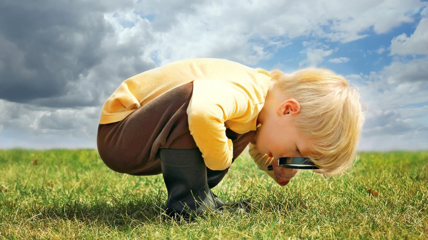 Curiosi di natura, lente d'ingrandimento, terra, bambino