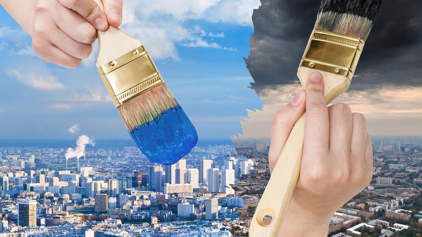 Pennello vernici blu scuro e pulito e sporco città, pitturare via lo smog