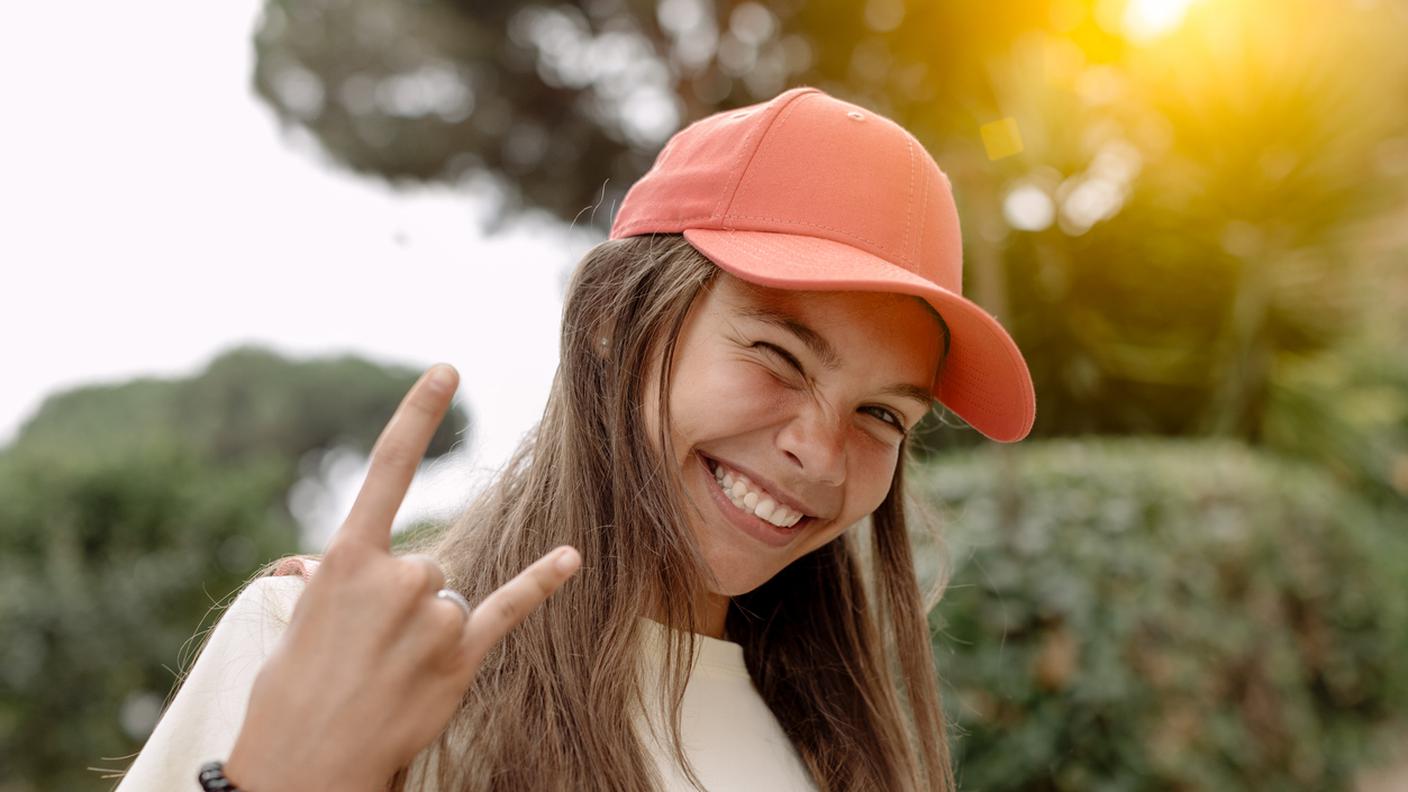 ragazza con cappellino da baseball, cappellino con visiera