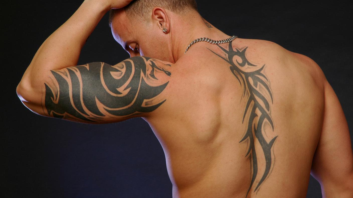 Uomo con tatuaggio tribale