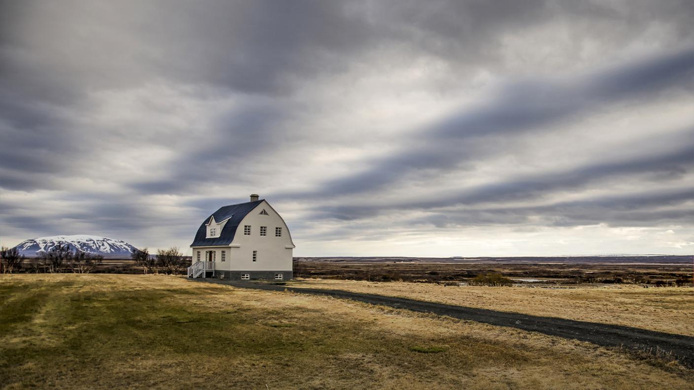 Casa islandese sotto un cielo drammatico, isolata 