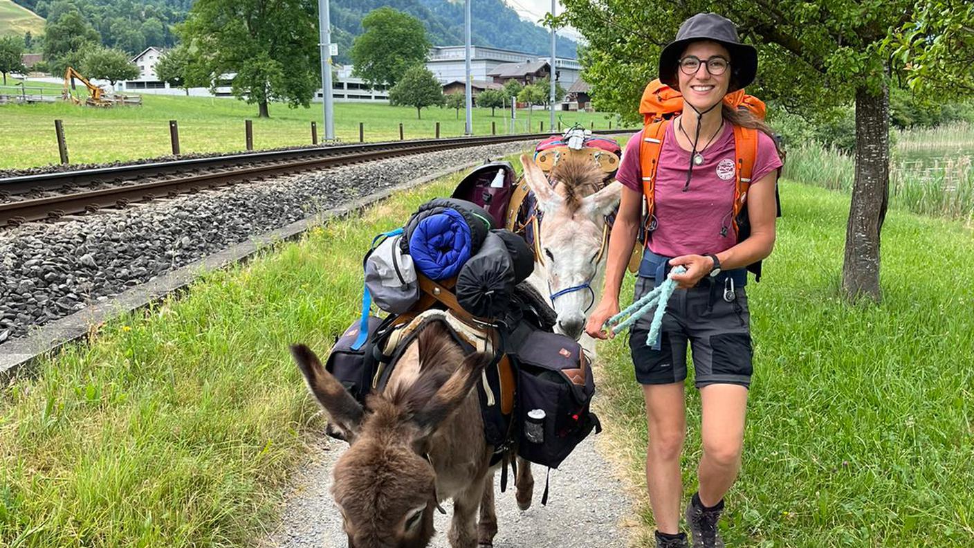 Sofia Benagli e dei suoi due asinelli Leopoldo e Batu