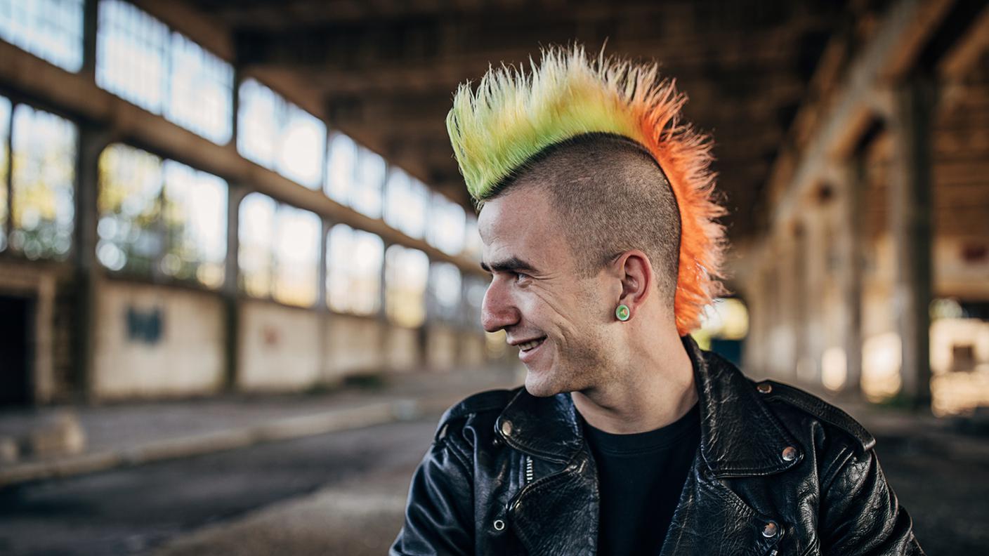Punk, uomo punk, cresta capelli colorata