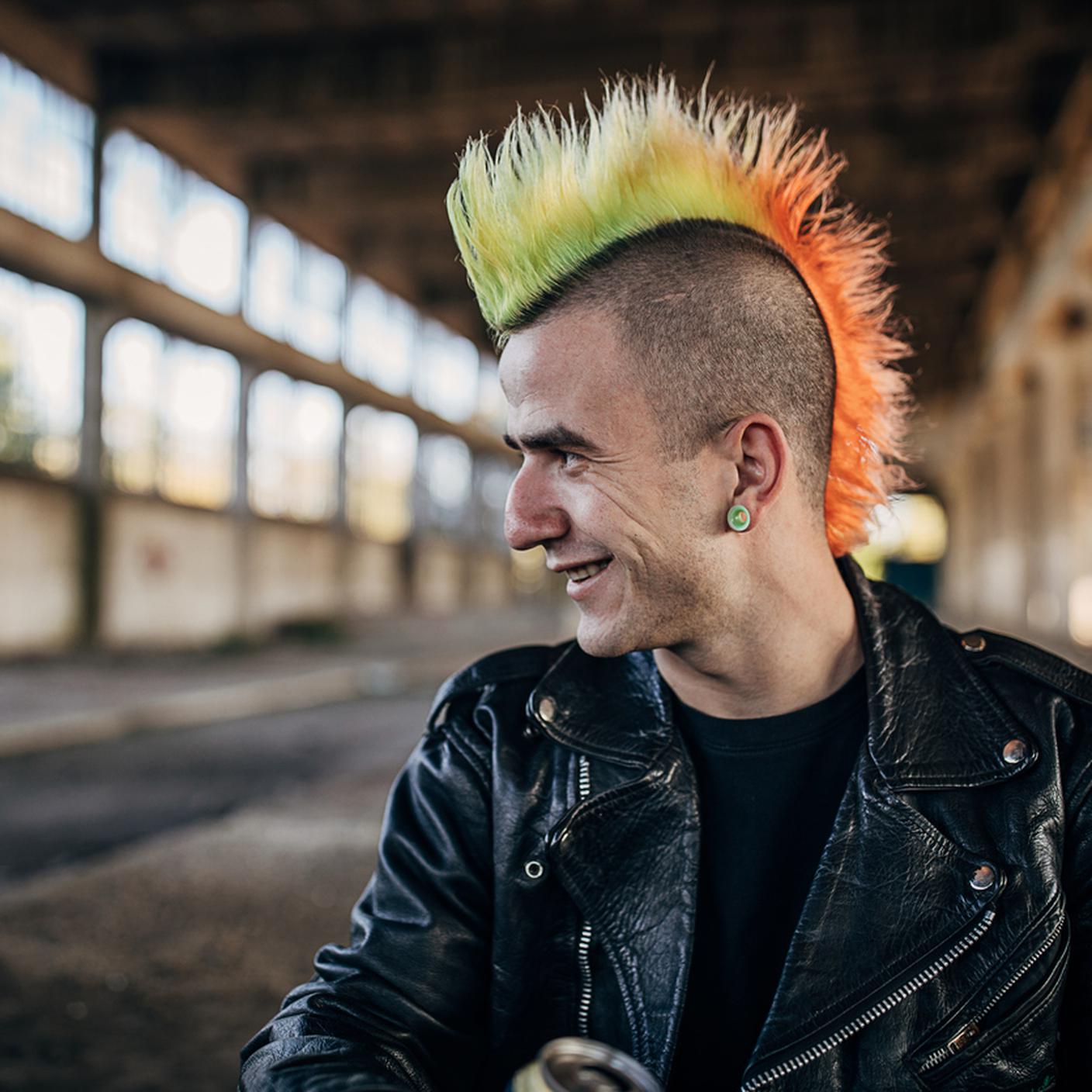 Punk, uomo punk, cresta capelli colorata