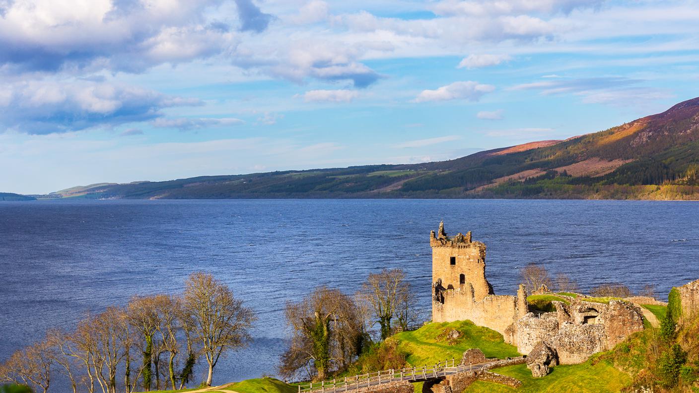 Lago di Loch Ness con Castello di Urquhart