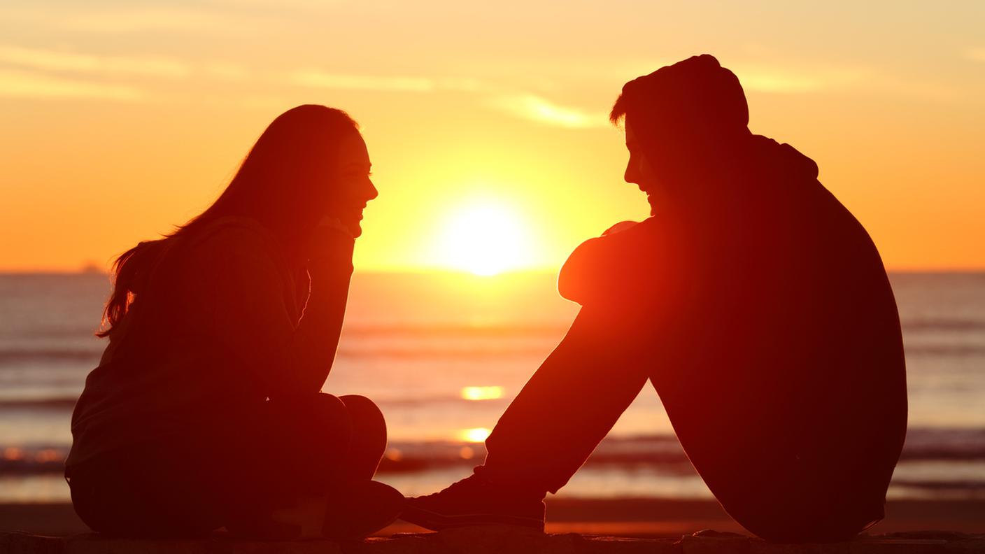 giovane coppia, adolescenti, tramonto, spiaggia