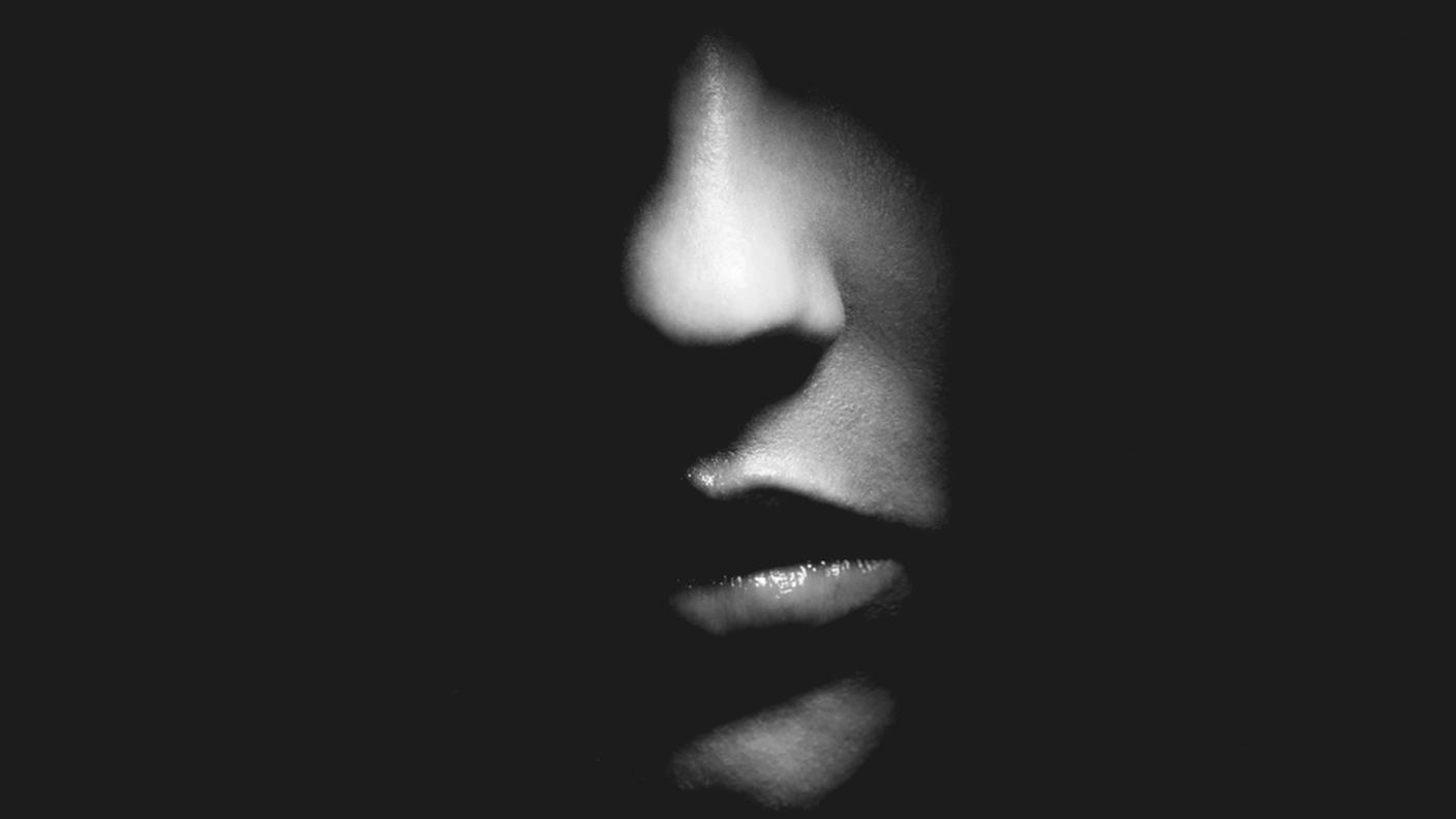 donna viso nell'ombra
