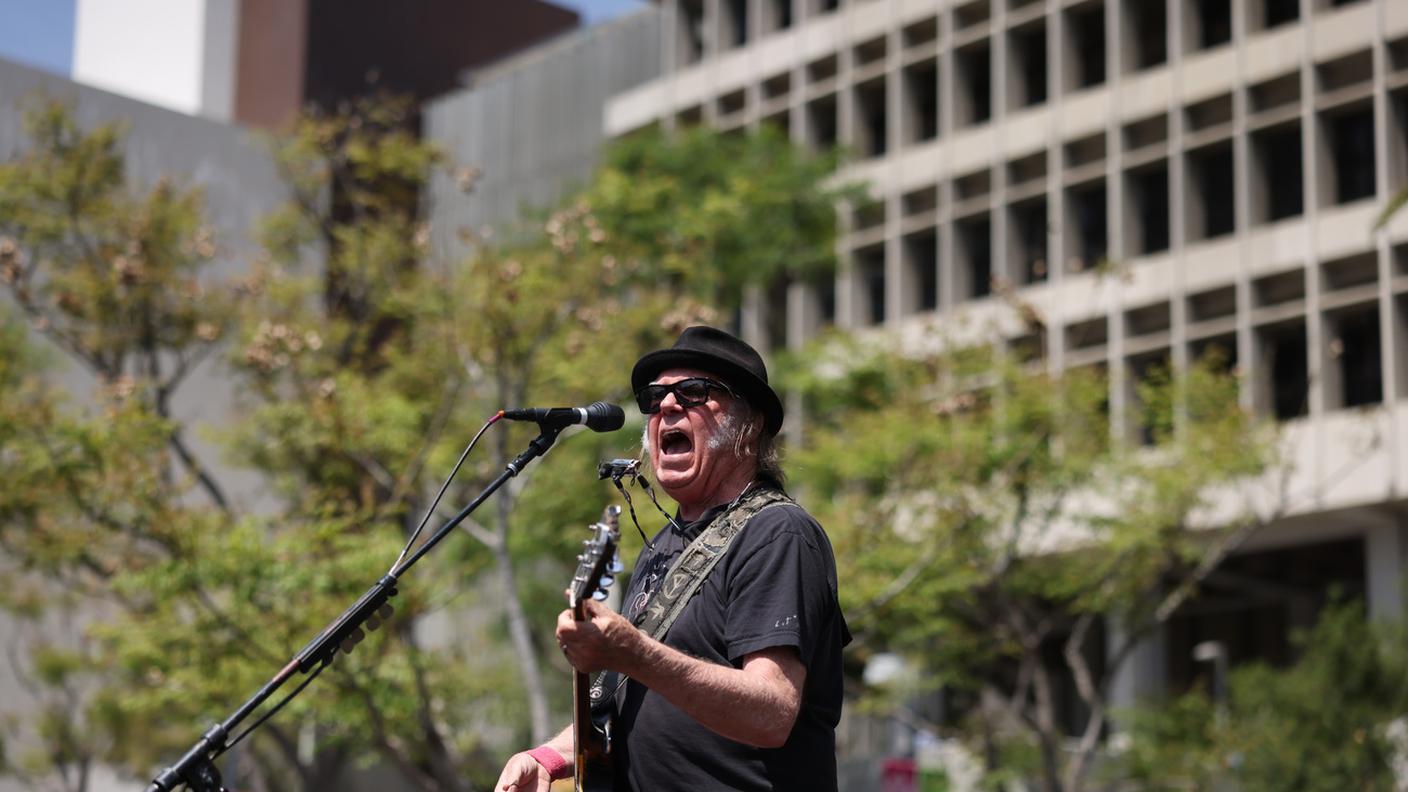 Neil Young a Los Angeles, per il tour "Combattere l'oligarchia" di Bernie Sanders