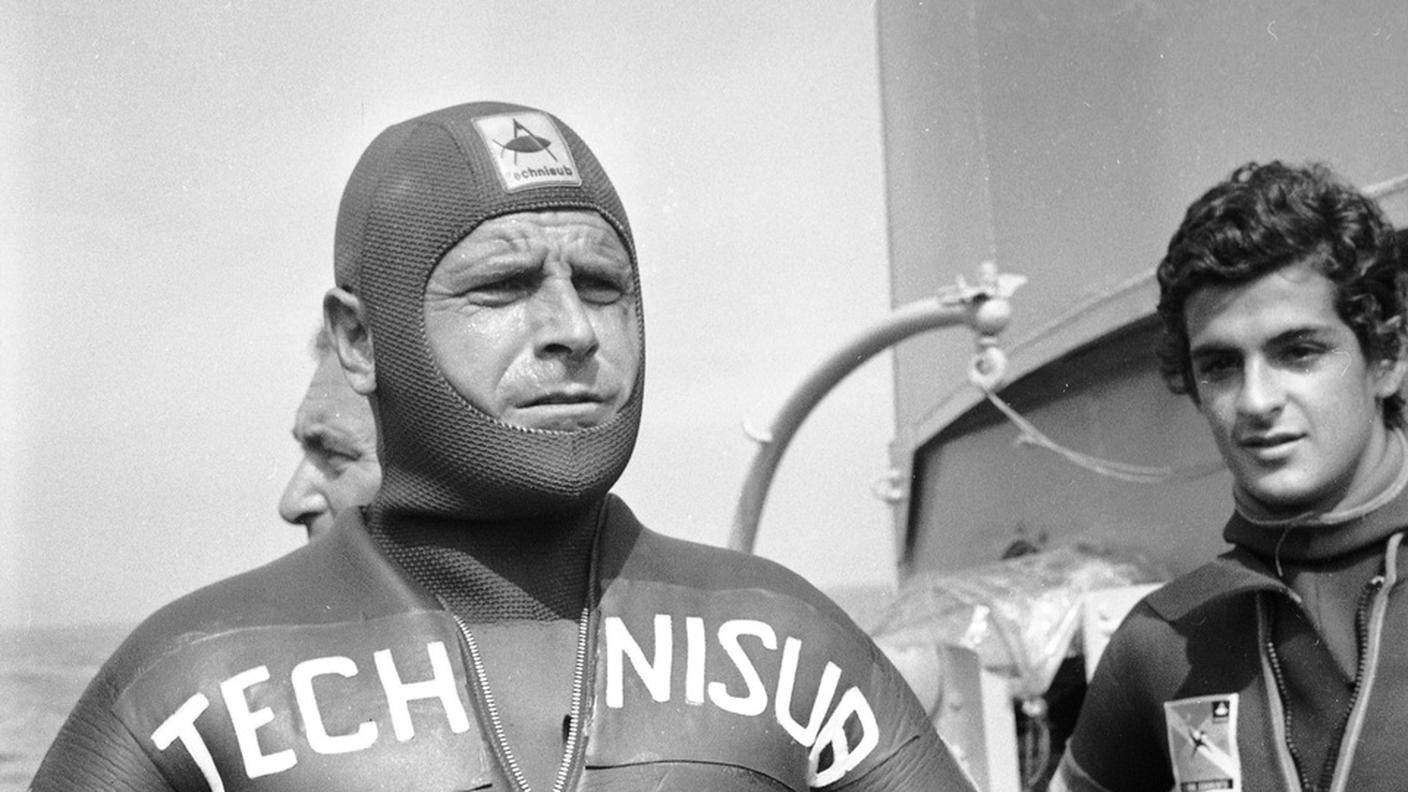 L'apneista italiano Enzo Maiorca durante i preparativi per il tentativo di record mondiale d'immersione in apnea alla quota di 90 metri, Sorrento, 21 settembre 1974