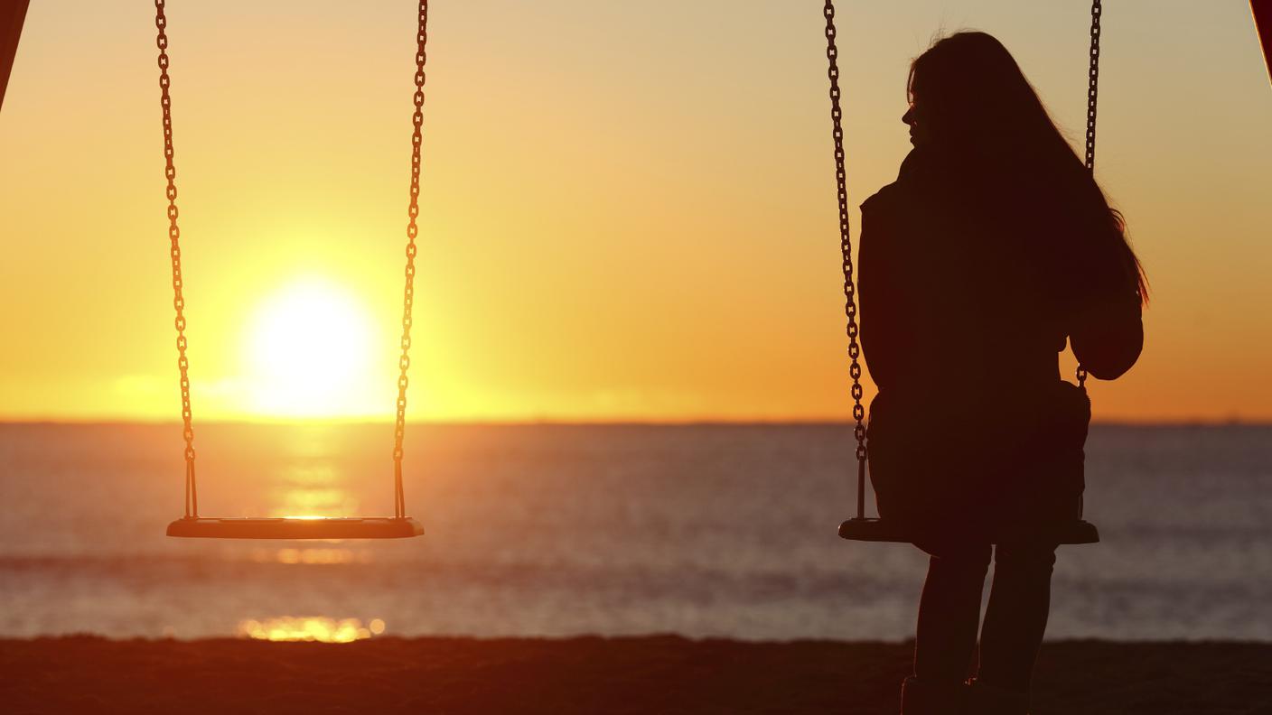 Perdita, Persone, Adolescente, Sofferenza, Morte, Persona in lutto, Solitudine, Spiaggia, Alba, Tramonto, Luce solare, Sagoma, Sentimento, lutto, dolore, Depressione, Vedova, Assenza, Ragazze 