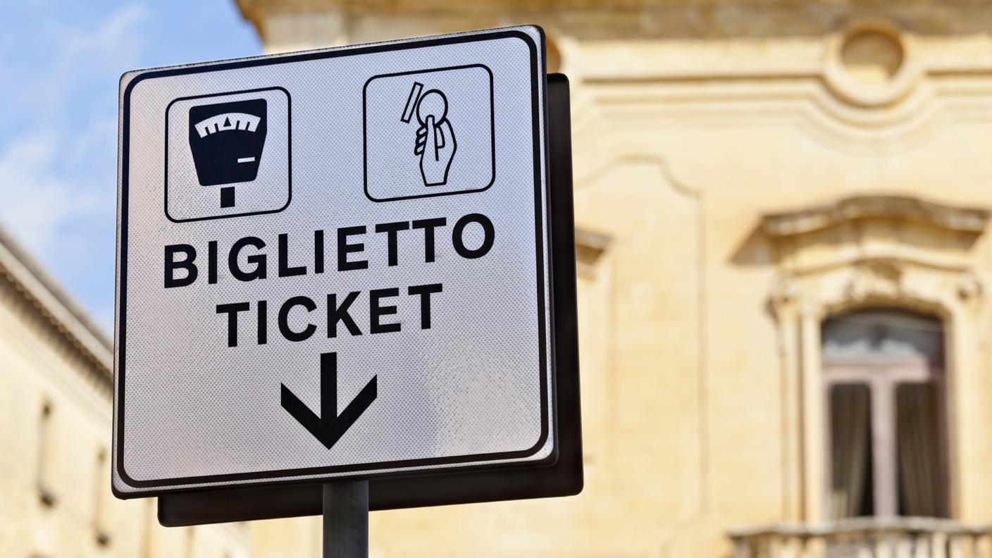 Cultura italiana,Parola, , Ticket, biglietto, Parcheggiare, Parcheggio, Segnale di parcheggio, Puglia,
