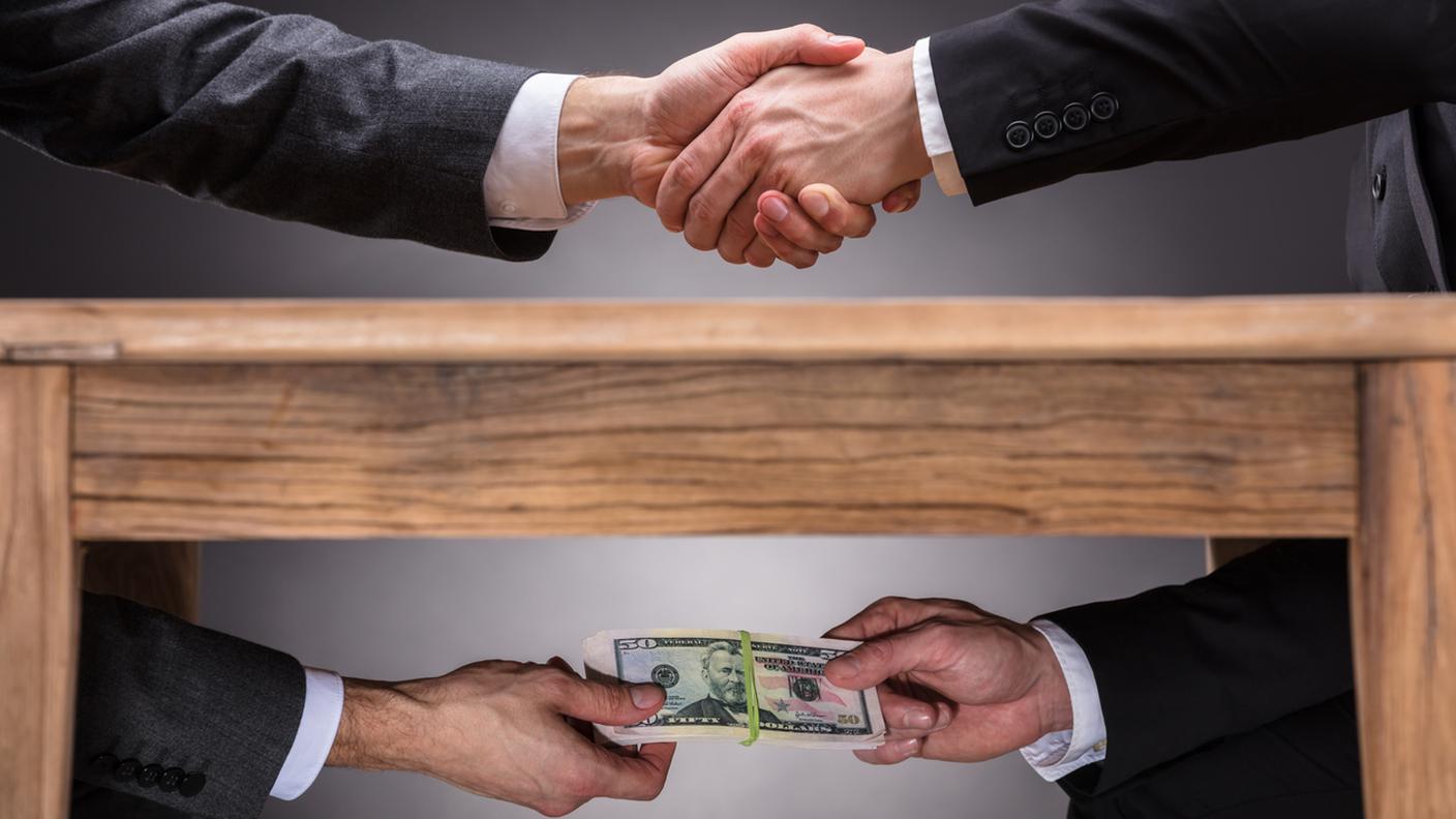 bustarelle, tangenti sotto tavolo, corruzione