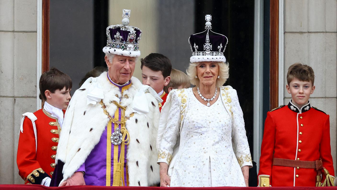 Re Carlo III e Camilla, affacciati sul balcone di Buckingham Palace
