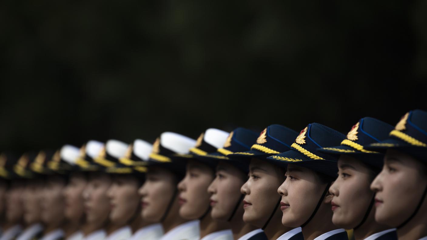 Donne soldato di una guardia d'onore in formazione durante una cerimonia di benvenuto per il presidente della Repubblica del Congo Felix Tshisekedi presso la Grande Sala del Popolo a Pechino