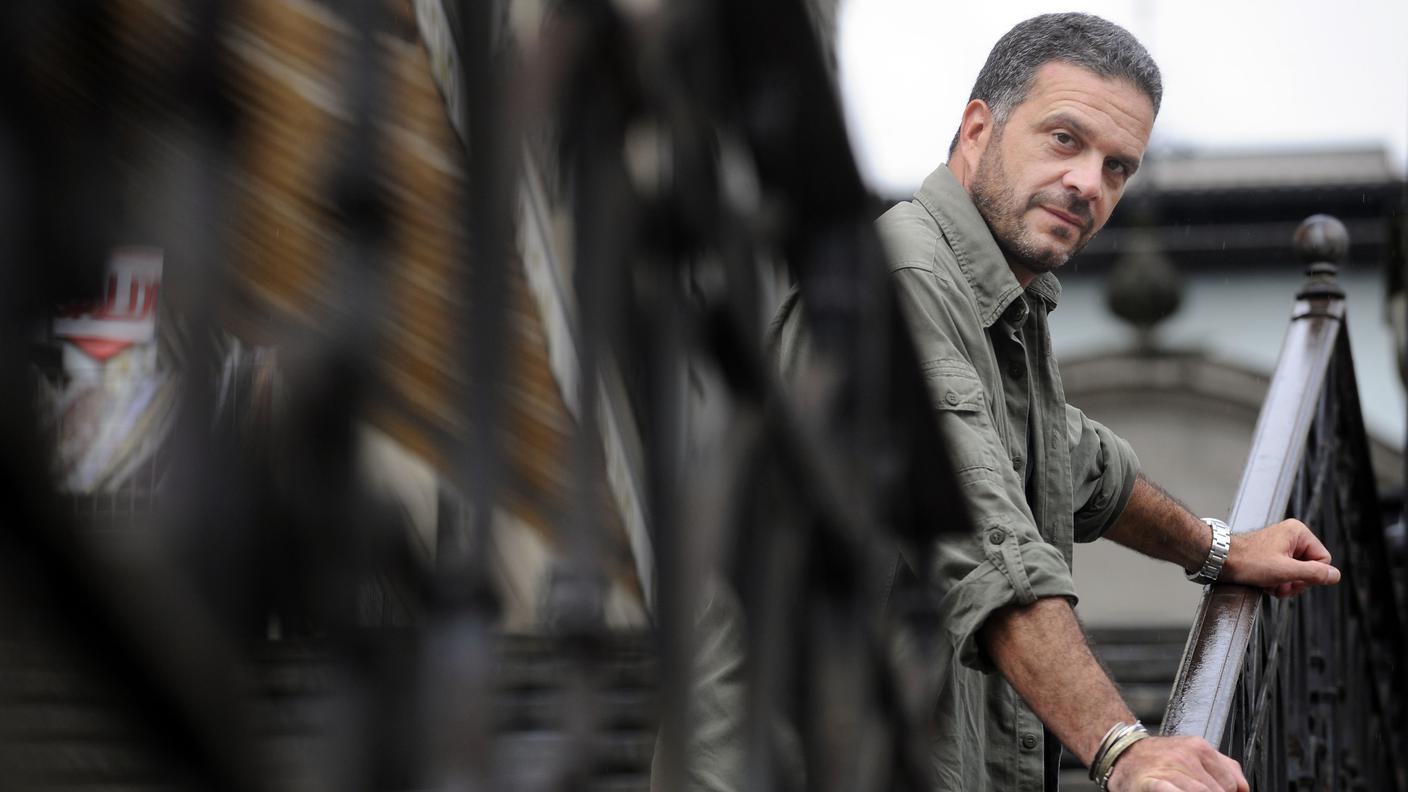 Gianluca Grossi, reporter (reporter di guerra, giornalista), ripreso nella sua abitazione di Bellinzona