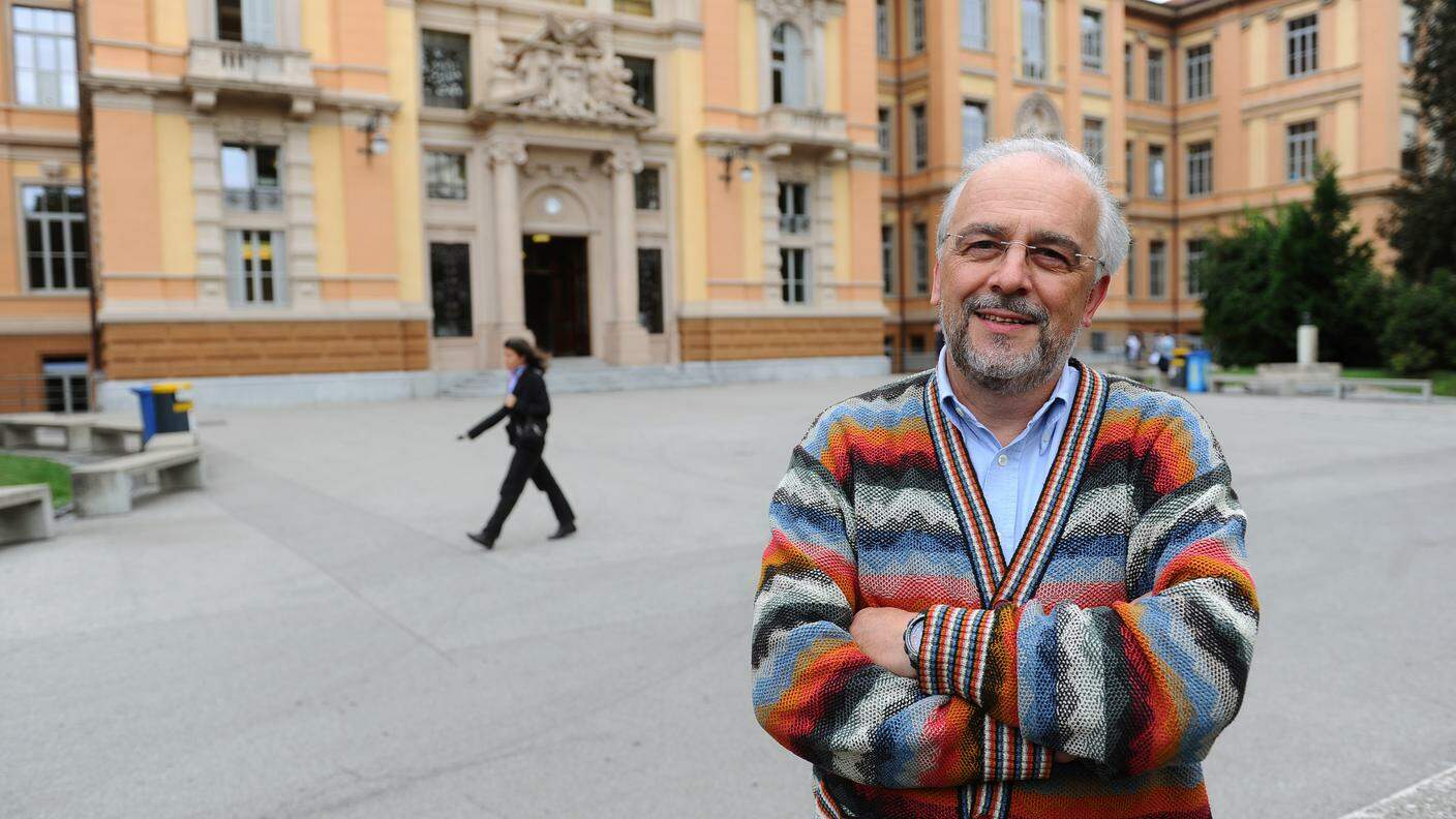 Giampaolo Cereghetti, direttore del liceo ritratto all'esterno del Liceo Lugano 1