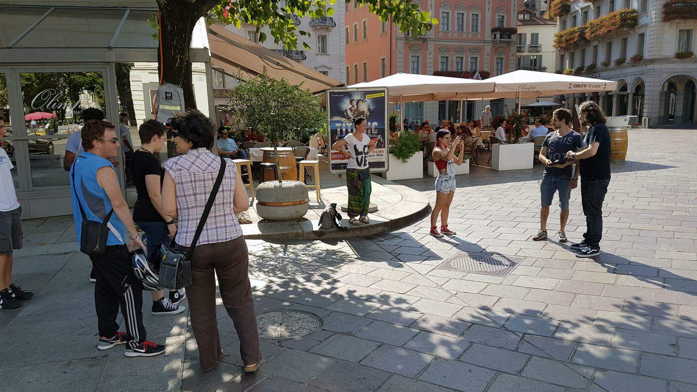 Adrian Fartade con i suoi Fan in Piazza Riforma, Lugano