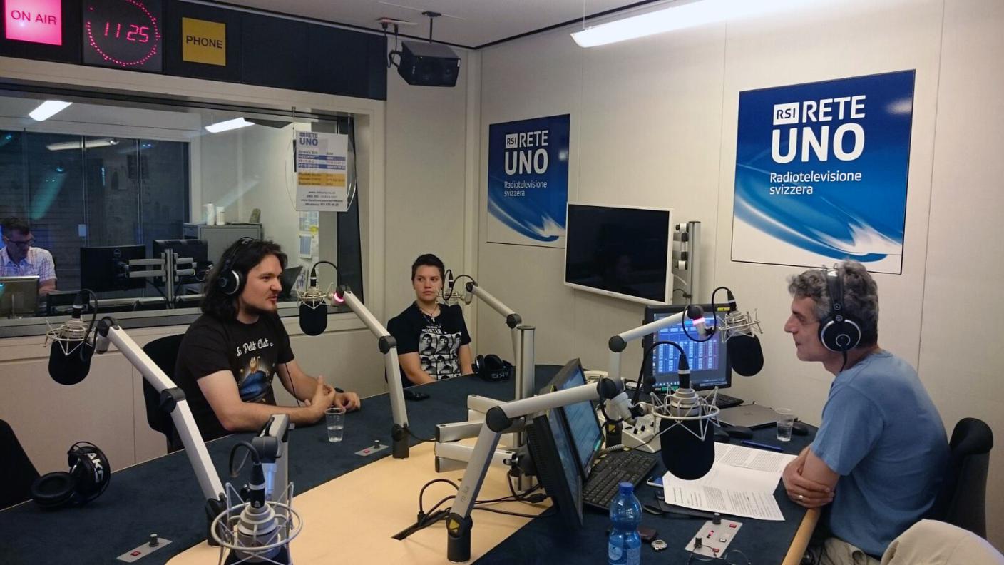 Adrian Fartade e una sua fan durante la diretta di Millevoci