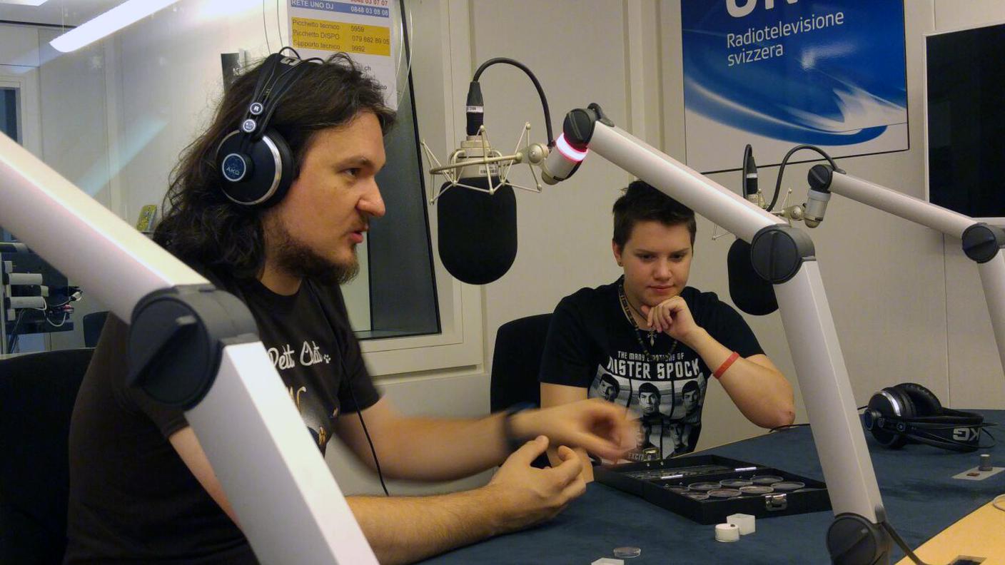 Adrian Fartade e una sua fan durante la diretta di Millevoci