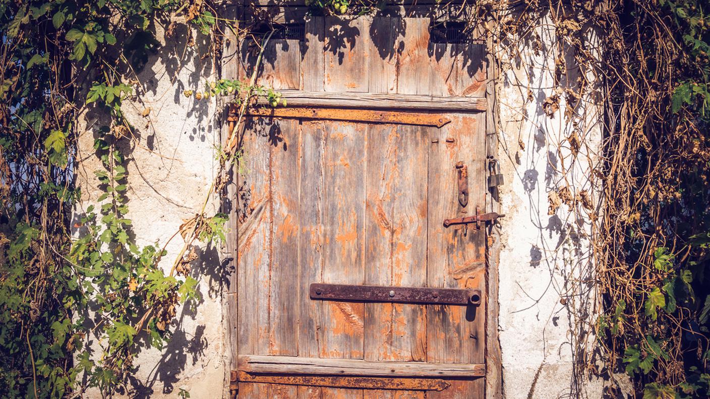 vecchia casa abbandonata, porta in legno