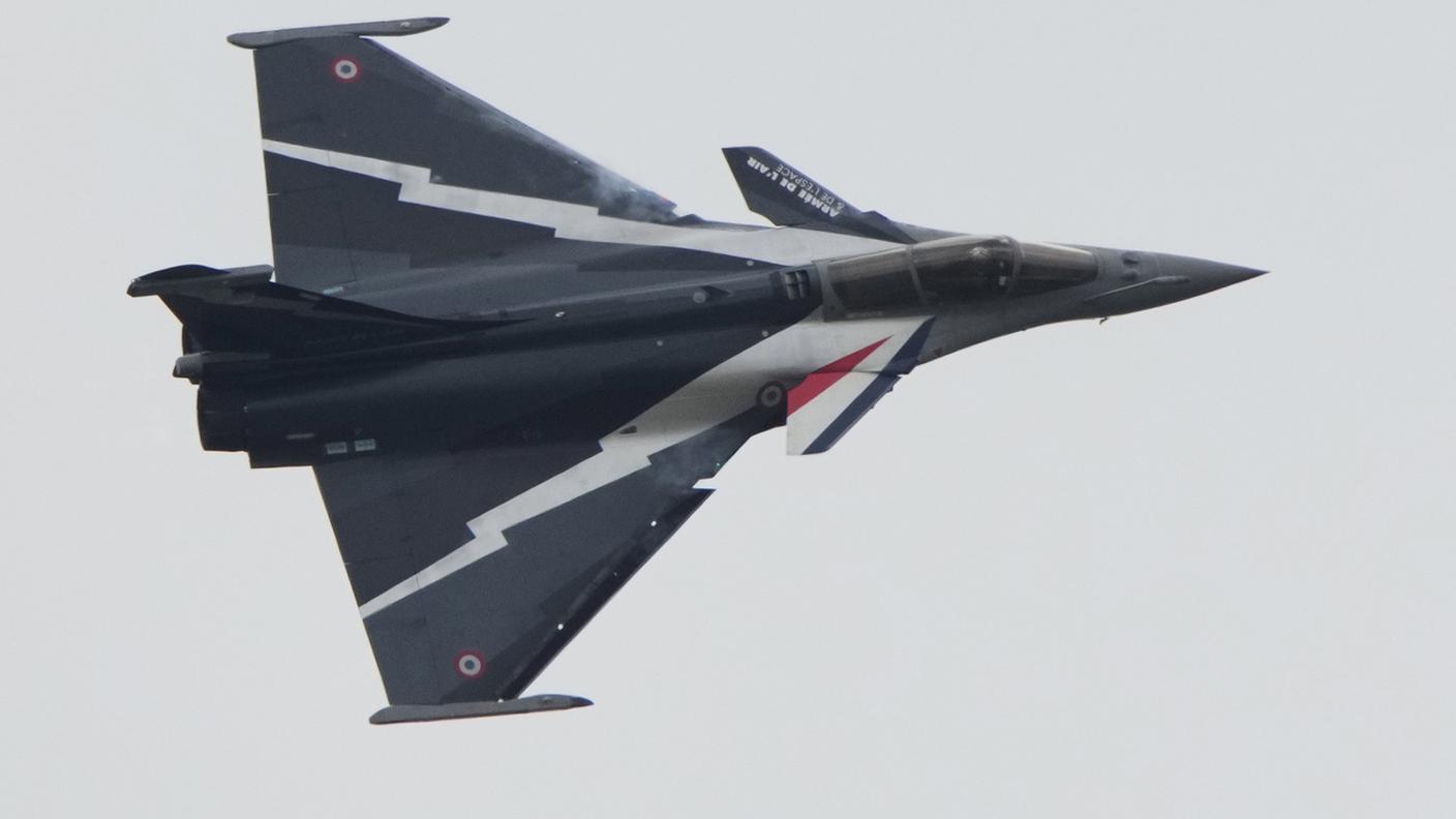 Il jet Dassault Rafale esegue un volo dimostrativo durante il Paris Air Show 2023