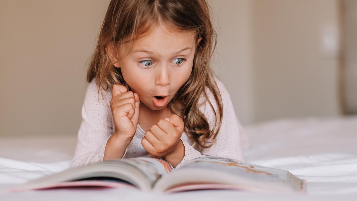 bambina che legge libro, fantasy