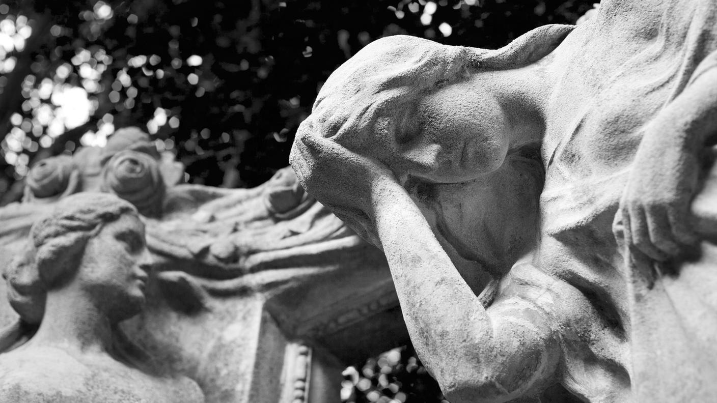 Angelo due statue in un abbandonato il vecchio Cimitero