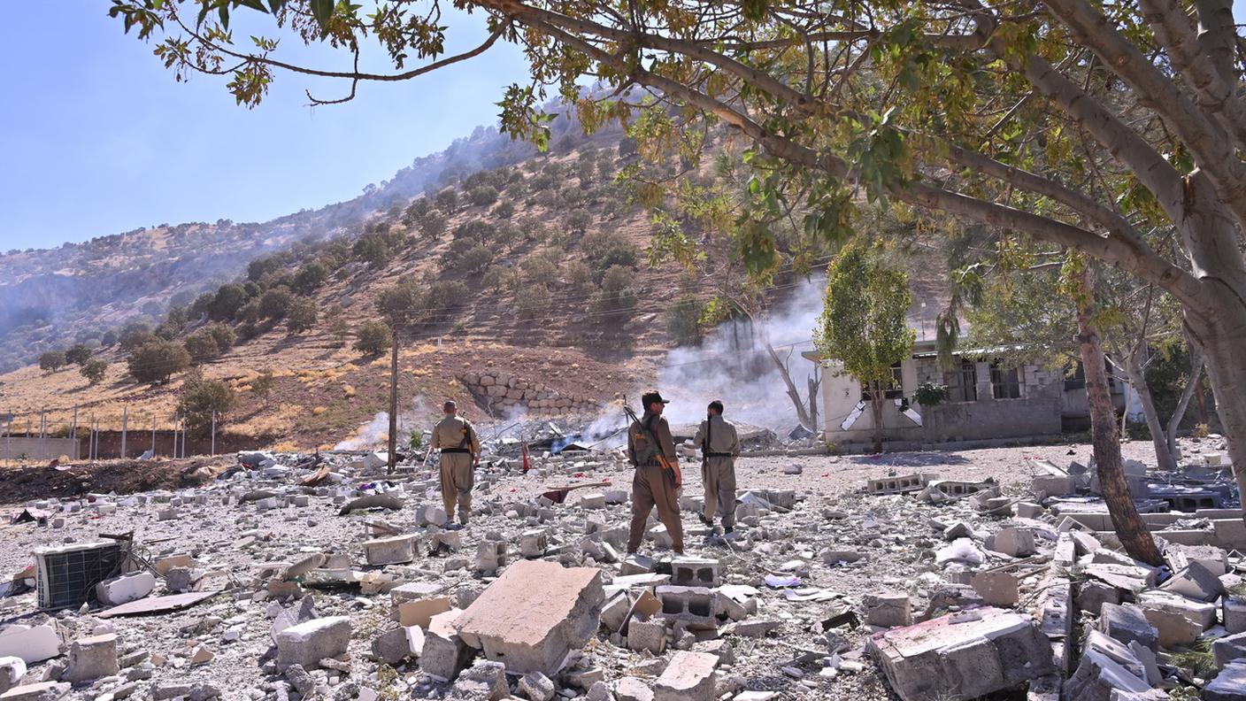 I combattenti del Partito Komala del Kurdistan iraniano (Komalah) ispezionano i danni al loro quartier generale distrutto nella regione del Kurdistan iracheno di Sulaimaniyah