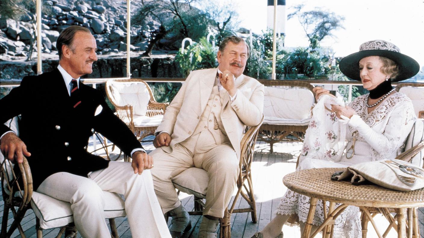 Peter Ustinov, Bette Davis e David Niven in Morte sul Nilo (1978), diretto da John Guillermin