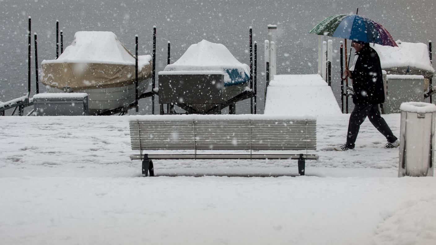 Lungolago di Paradiso innevato