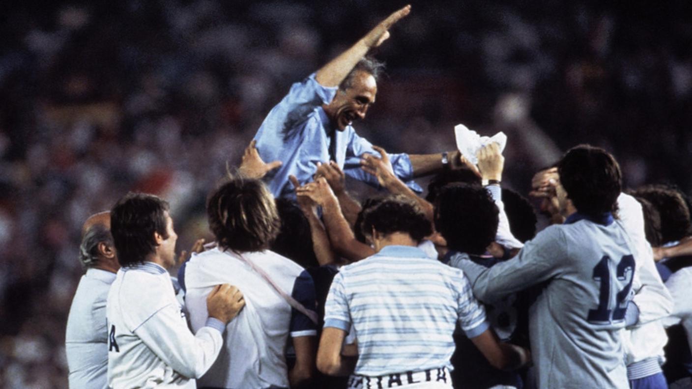 Enzo Bearzot festeggiato dopo la conquista del titolo mondiale