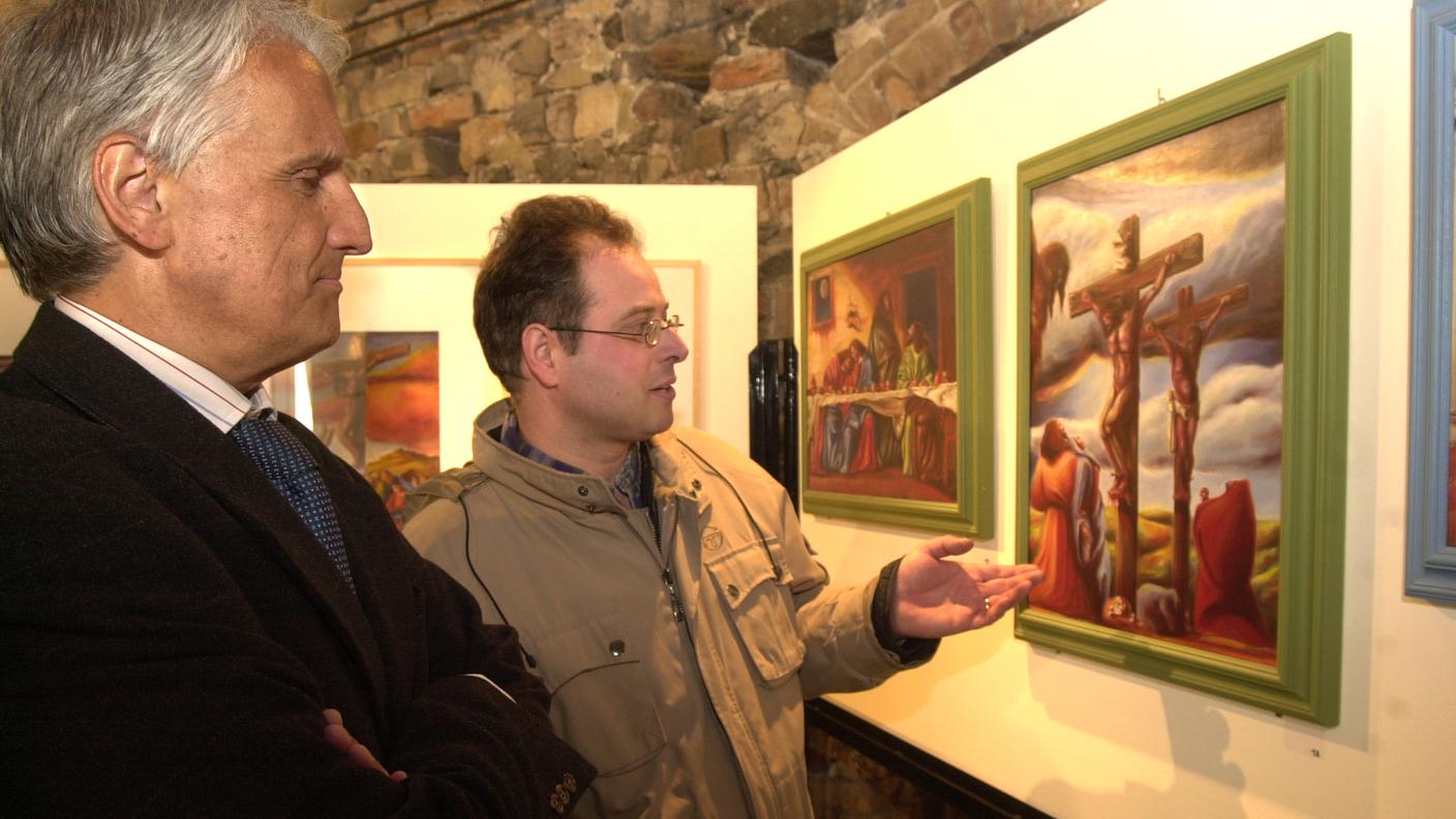 Riva San Vitale: mostra Paolo Silini alla Sala del Torchio di Riva S.Vitale, il Sindaco di Riva Fausto Medici mentre ascolta attentamente la spiegazione tecnica sulla realizzazione delle opera di arte sacra da parte dell' artista Paolo Silini 