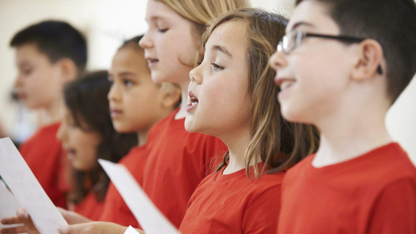 Gruppo di ragazzi della scuola cantare In coro insieme